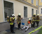 Das "Opfer" wurde von den Feuerwehrleuten ins Freie gebracht