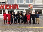 Gruppenfoto vor dem Feuerwehrgebäude