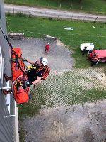 Abseilen eines Verletzen vom Dach © BF Graz Abseilen eines Verletzen vom Dach