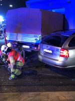 Transporter steckte nach Unfall in Hausfassade fest