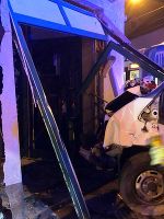 Transporter steckte nach Unfall in Hausfassade fest