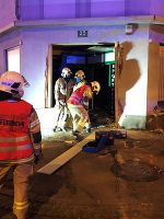 Transporter steckte nach Unfall in Hausfassade fest