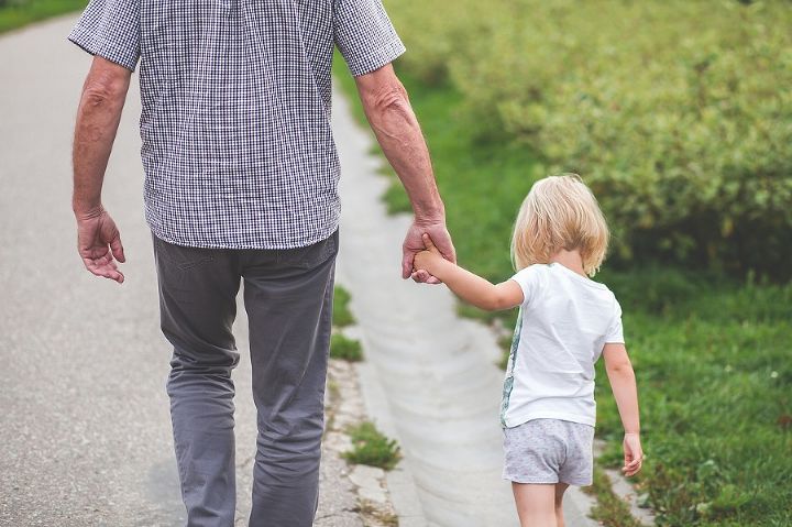 Symbolbild: Hand in Hand