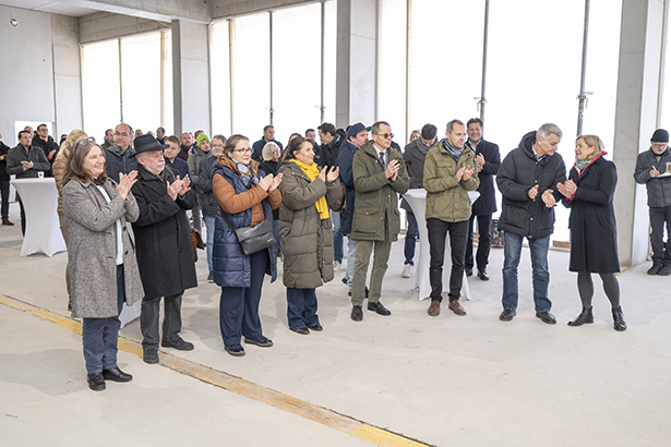 Großer Andrang herrschte heute bei der Gleichenfeier in jener Halle der künftigen Feuerwache Ost, in der ab Ende 2025 die Fahrzeuge parken werden. © Stadt Graz/Fischer Großer Andrang herrschte heute bei der Gleichenfeier in jener Halle der künftigen Feuerwache Ost, in der ab Ende 2025 die Fahrzeuge parken werden.