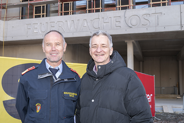 Strahlten: Branddirektor Klaus Baumgartner und "Feuerwehr"-Stadtrat Manfred Eber (r.). © Stadt Graz/Fischer Strahlten: Branddirektor Klaus Baumgartner und "Feuerwehr"-Stadtrat Manfred Eber (r.).