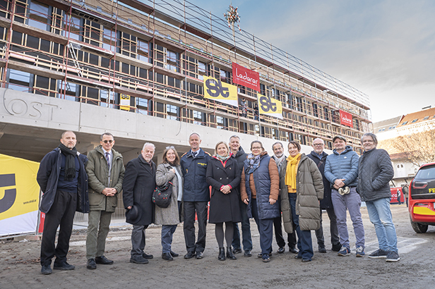 Gruppenbild mit Vertreter:innen der Politik, des Gemeinderats, des Bezirksrats, der GBG, der BFF und der Verwaltung. © Stadt Graz/Fischer Gruppenbild mit Vertreter:innen der Politik, des Gemeinderats, des Bezirksrats, der GBG, der BFF und der Verwaltung.