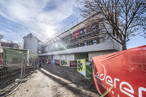 Erstrahlt schon jetzt im Licht der Sonne: der rasch voranschreitende Bau der Feuerwache Ost. © Stadt Graz/Fischer Erstrahlt schon jetzt im Licht der Sonne: der rasch voranschreitende Bau der Feuerwache Ost.