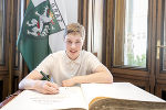 Tolle Leistung bei der IMO: Valentin Glatz beim Eintrag ins Goldene Buch