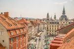 Dachlandschaft von Graz mit Blick auf die Herrengasse und das Rathaus.