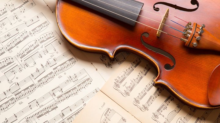 Violine mit Notenblätter